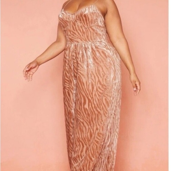 PrettyLittleThing White Jumpsuit with Sweetheart Neckline and Wide-Leg Pants - Picture 3 of 8